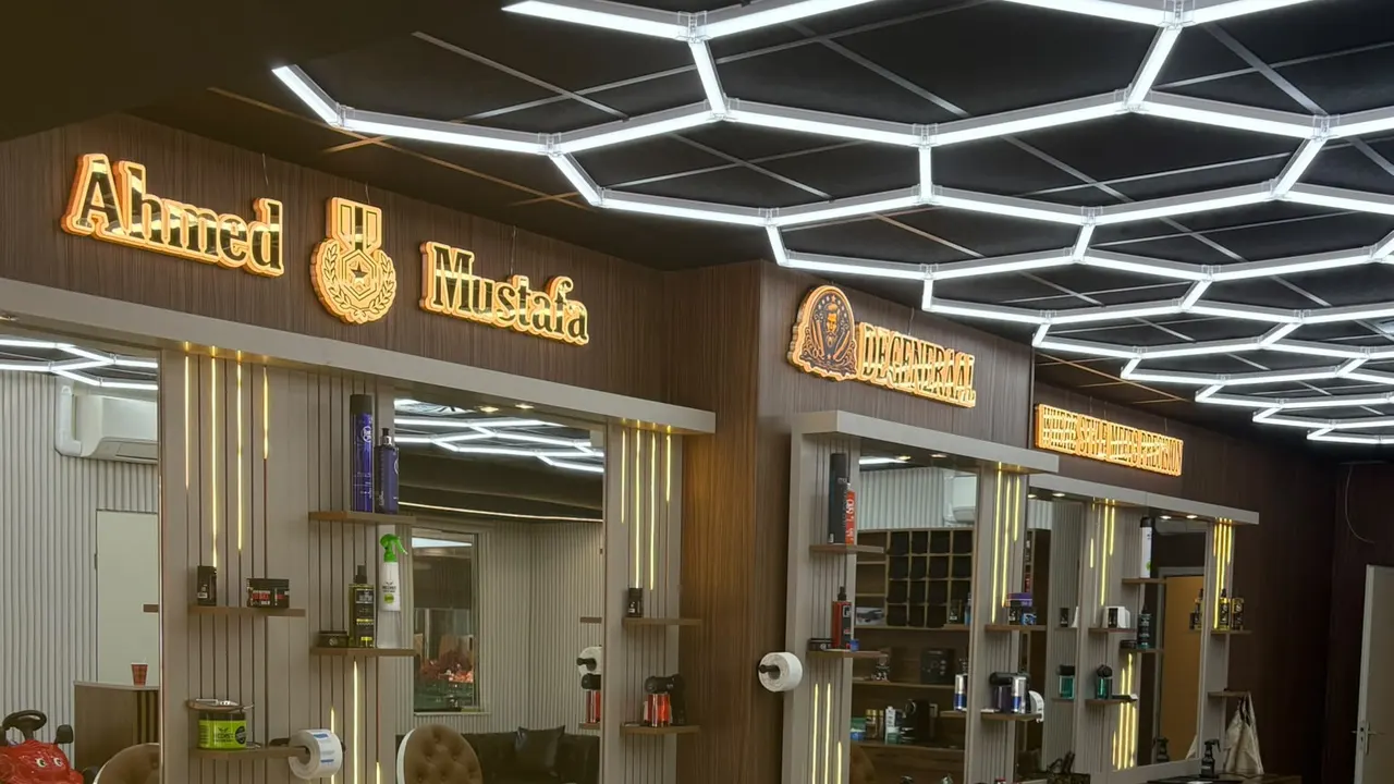 Barbershop De Generaal Eindhoven — kappersstoelen, spiegels en hexagon plafondverlichting